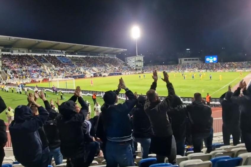 Fanii din Uniți sub Tricolor prezenți la Priștina / FOTO: Captură@ Facebook