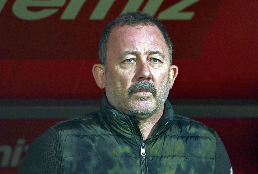 Laurențiu Reghecampf a fost dat afară de la Neftchi Baku!
