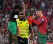 Cristiano Ronaldo, luat în brațe de un spectator care a intrat pe teren