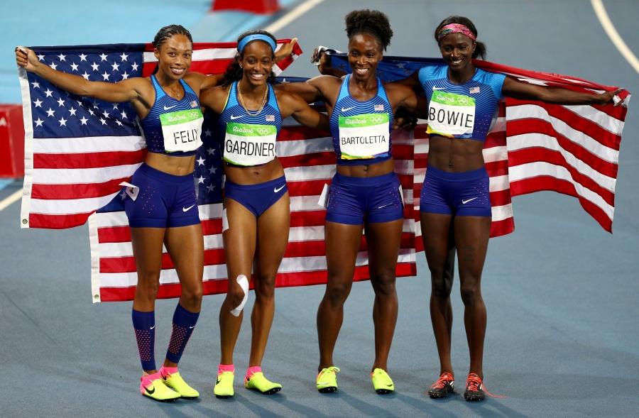 Allyson Felix, English Gardner, Tianna Bartoletta și Tori Bowie (de la stânga la dreapta) după ce au câștigat aurul olimpic în proba de 4x100 m la Jocurile Olimpice din 2016 FOTO Guliver/GettyImages Lobby puternic pentru Kamala Harris la Jocurile Olimpice » Discursuri ferme ale lui Steph Curry și Allyson Felix: „Ar fi monumental să câștige”