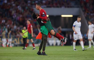 Imaginile serii în preliminariile Euro » Un spectator a pătruns pe teren, iar ce a făcut cu Cristiano Ronaldo e deja viral