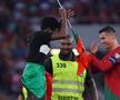 Cristiano Ronaldo, luat în brațe de un spectator care a intrat pe teren