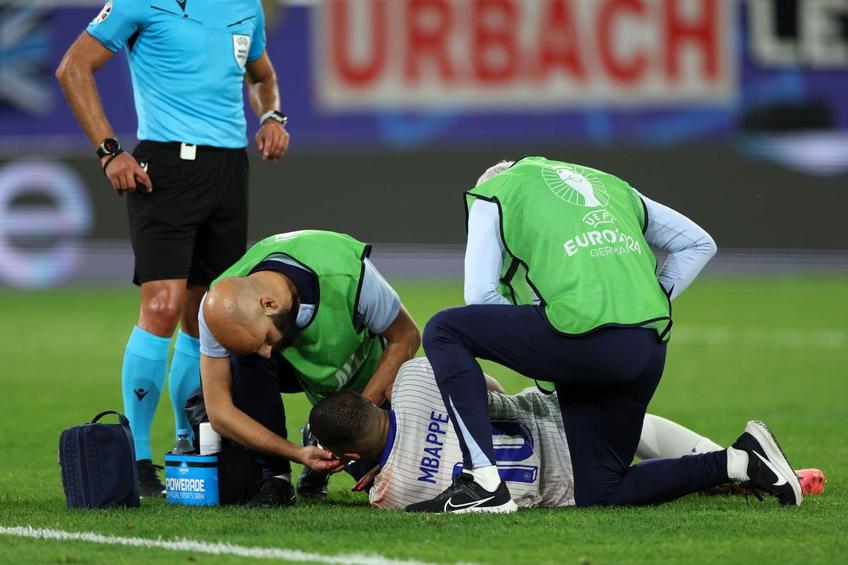 Kylian Mbappe a primit îngrijiri medicale pe gazon și n-a mai putut continua meciul cu Austria / Foto: GetyImages