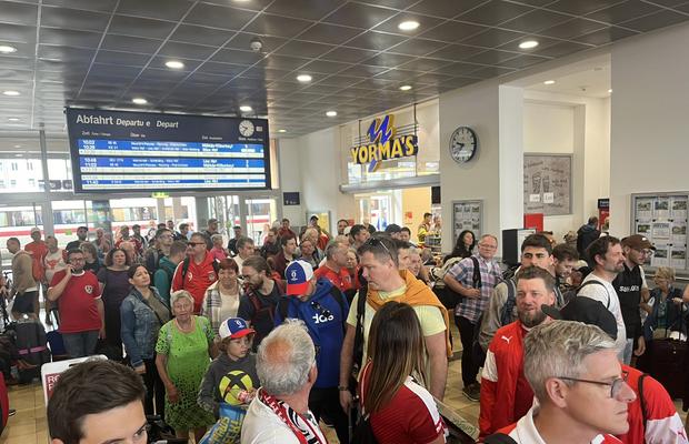 Și CFR-ul nemților dă rateuri! 1.000 de austrieci au pierdut până la 70 de minute din meciul cu Franța