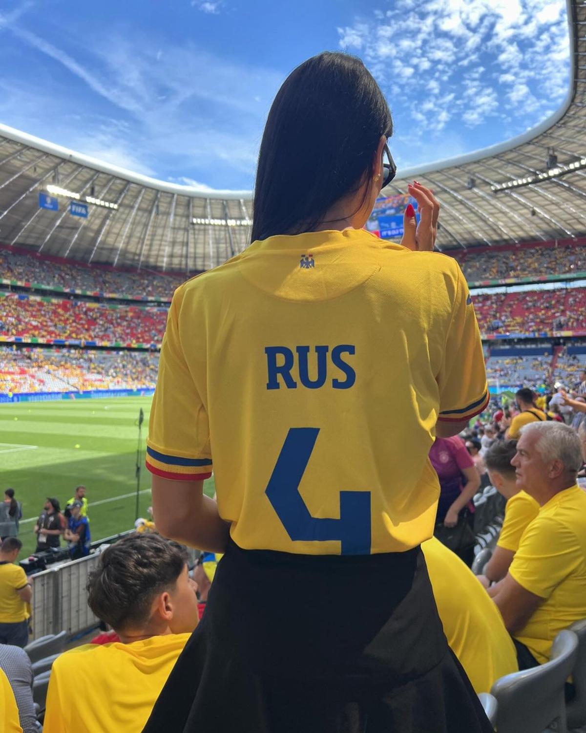 Au întors toate privirile la meciul istoric făcut de România la München! Iubitele „tricolorilor” au primit mii de like-uri