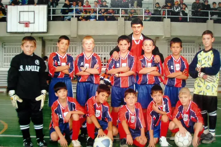 Nicolae Stanciu, în dreapta antrenorului.