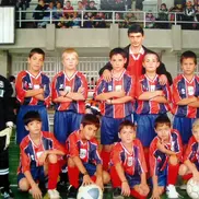 Nicolae Stanciu, în dreapta antrenorului.