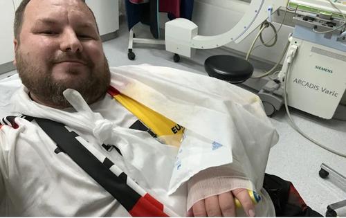 Kai Flathmann, la spital, cu mâna stângă în ghips