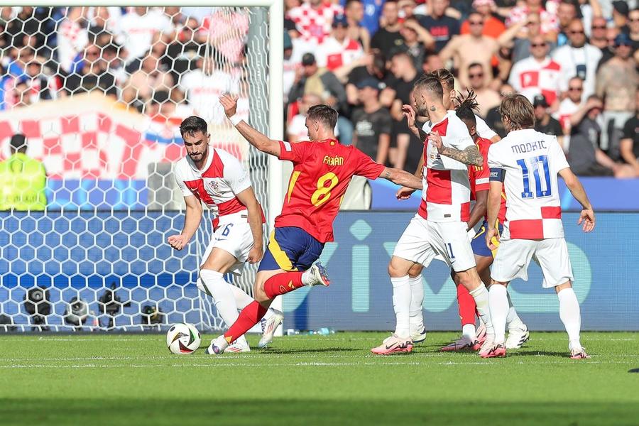 Fabian Ruiz a reușit împotriva Croației abia al treilea gol pentru naționala Spaniei în 24 de selecții / Foto: Imago „Racheta” lui Nicolae Stanciu din meciul cu Ucraina candidează la golul primei etape a grupelor Euro 2024. Cu cine concurează reușita căpitanului României!