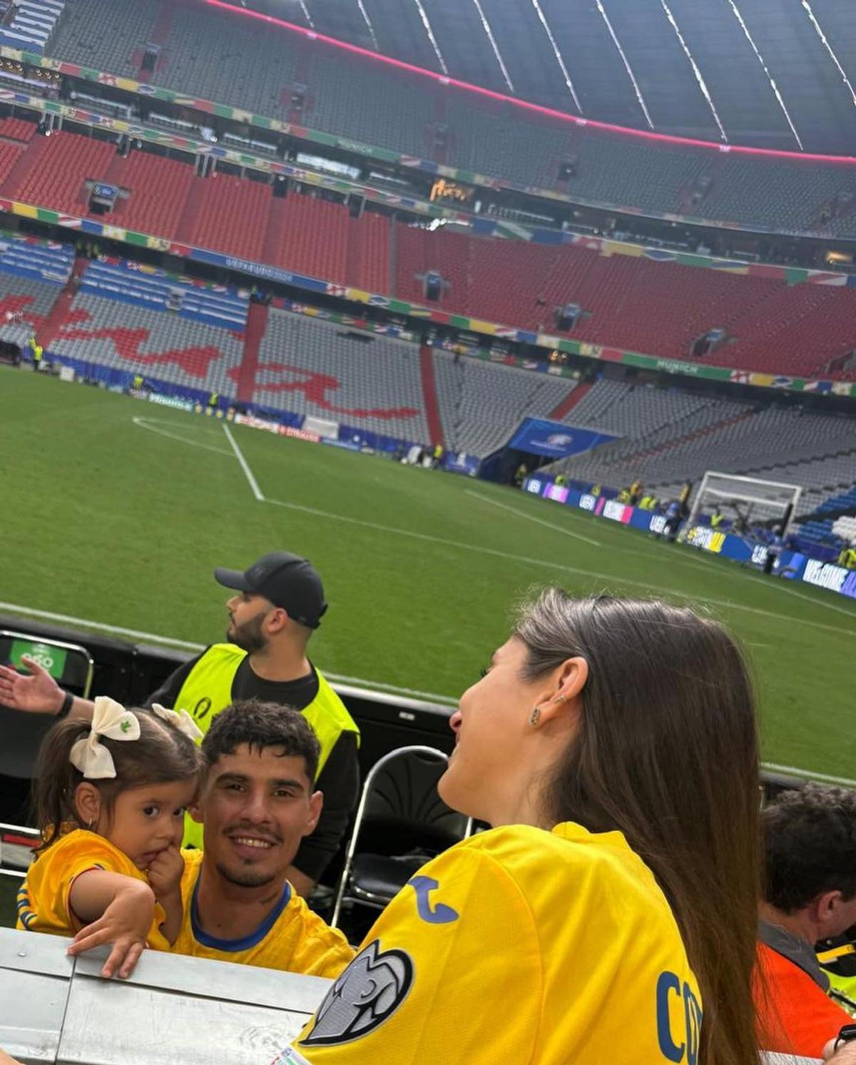 Au întors toate privirile la meciul istoric făcut de România la München! Iubitele „tricolorilor” au primit mii de like-uri