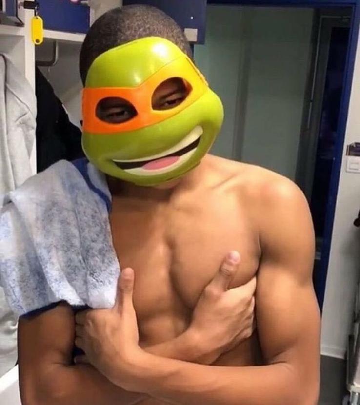 Fanii lui Mbappe au dat frâu liber imaginației și umorului, oferindu-i idei de mască
