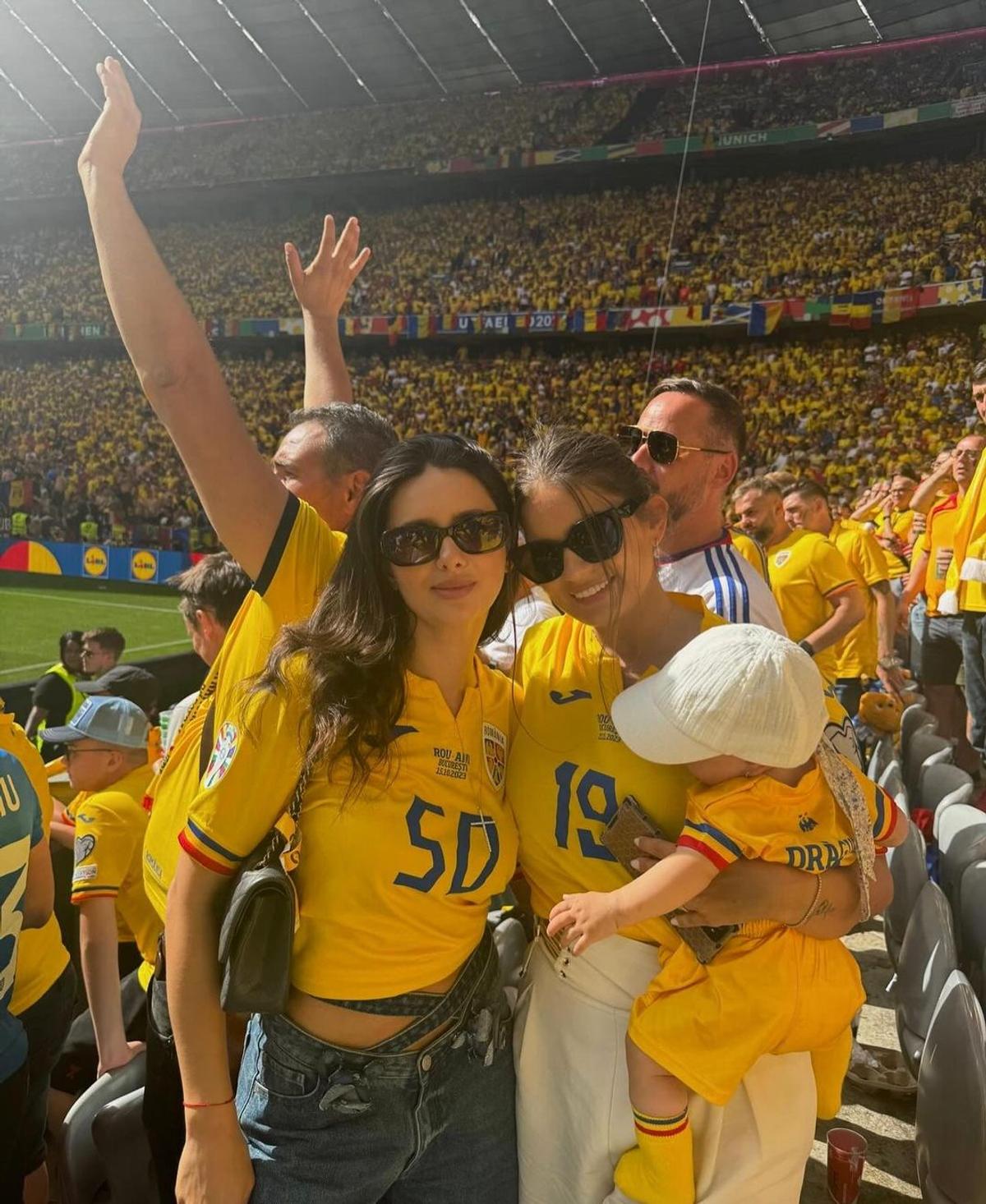Au întors toate privirile la meciul istoric făcut de România la München! Iubitele „tricolorilor” au primit mii de like-uri