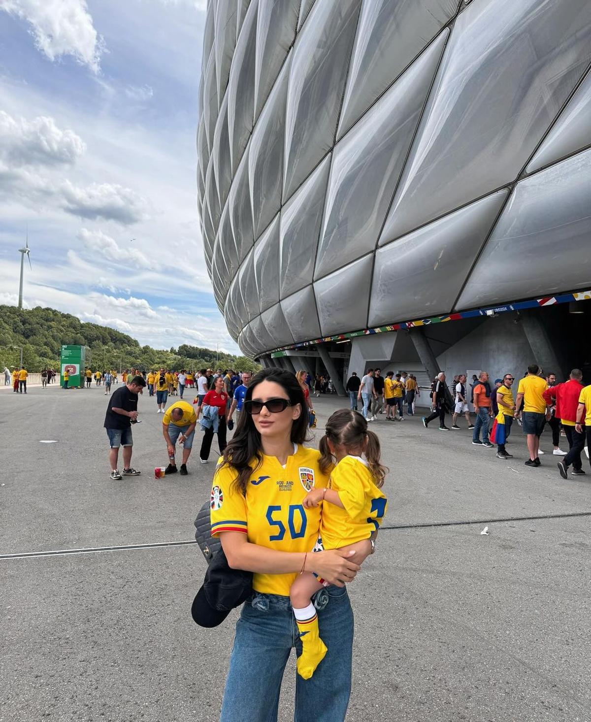 Au întors toate privirile la meciul istoric făcut de România la München! Iubitele „tricolorilor” au primit mii de like-uri