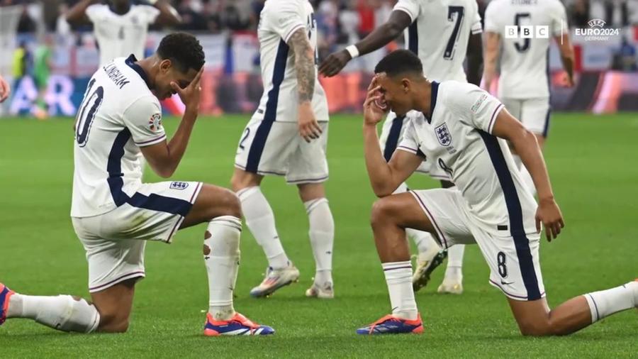 Jude Bellingham și Trent Alexander-Arnold au oferit faza competiției, după golul marcat cu Serbia / Foto: Captură BBC Ce semnificație are gestul cu care Jude Bellingham și Trent Alexander-Arnold au sărbătorit golul cu Serbia!