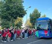 Admiratorii lui Cristiano Ronaldo au strigat și sărit la sosirea autocarului Portugaliei // foto: GSP