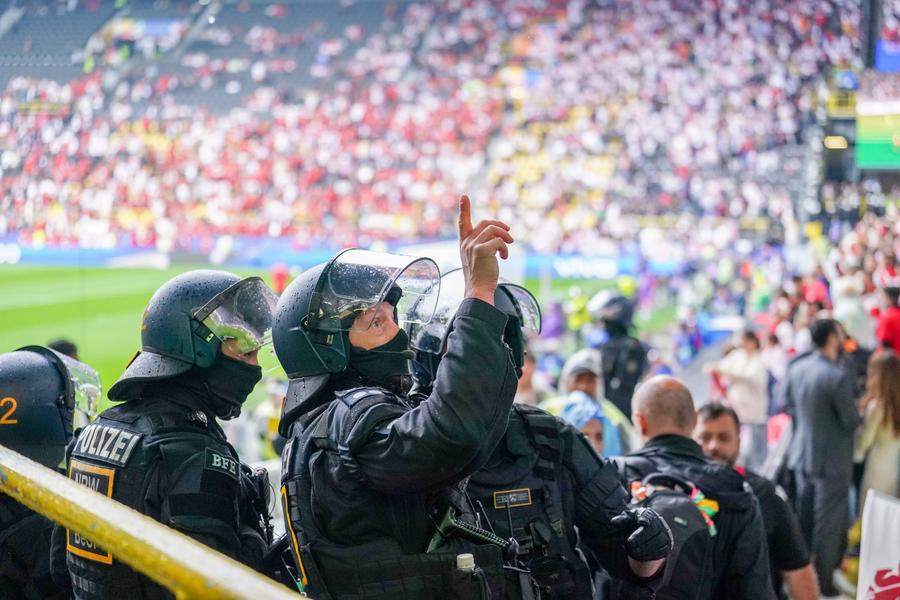 5 bune, 5 rele din faza grupelor » Un val galben și un tip care s-a întors din morți, dar și un fake grosolan preluat de Le Parisien sau Gazzetta + Ce caută el la Euro?!