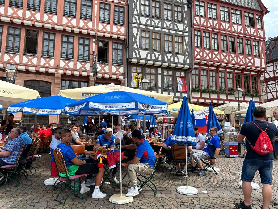 Belgienii și slovacii au ocupat terasele din inima Frankfurtului „Eleganța” belgiană, înconjurul stadionului în 80 de minute și cel care a spălat „păcatele” » Cum am trăit ca jurnalist în Germania o zi de-a dreptul specială