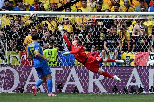 Nicolae Stanciu îl „torpilează” pe portarul Andryi Lunin / Foto: Imago