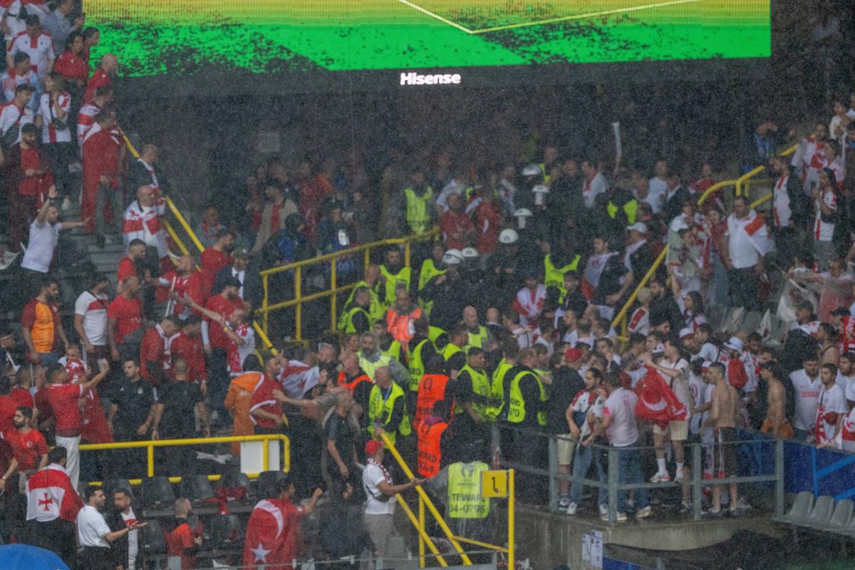 Bătaie generală între fani la Turcia - Georgia » Primele violențe pe un stadion de la EURO 2024