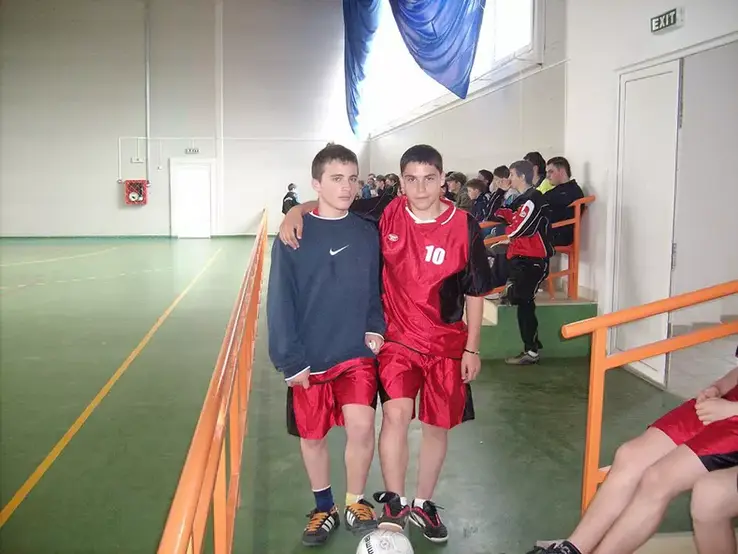 Nicolae Stanciu, la fotbal în sală. În dreapta