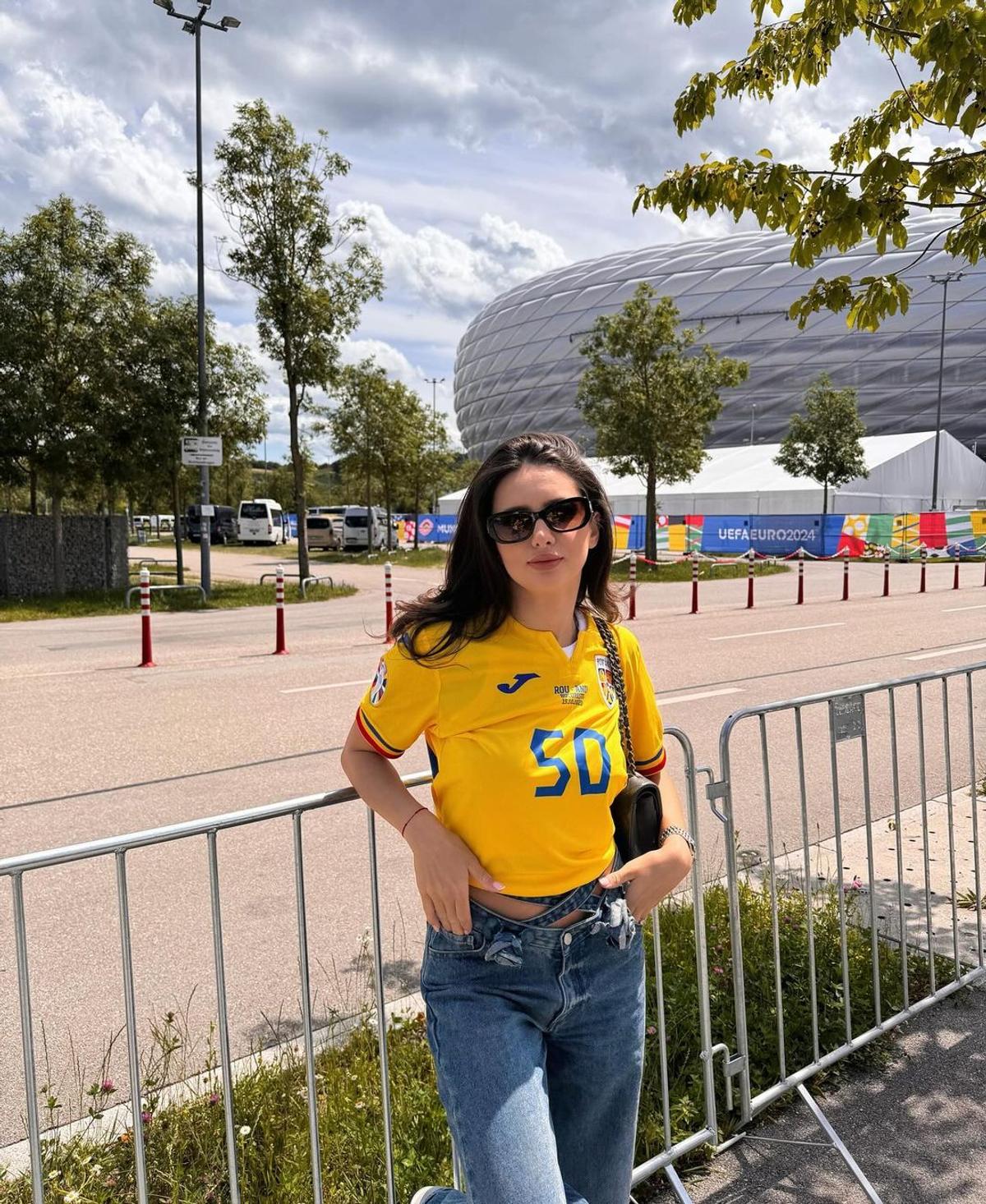 Au întors toate privirile la meciul istoric făcut de România la München! Iubitele „tricolorilor” au primit mii de like-uri
