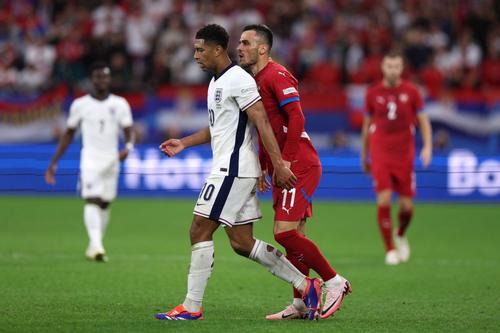 Filip Kostic în duel cu  Jude Bellingham / Foto: Getty Images