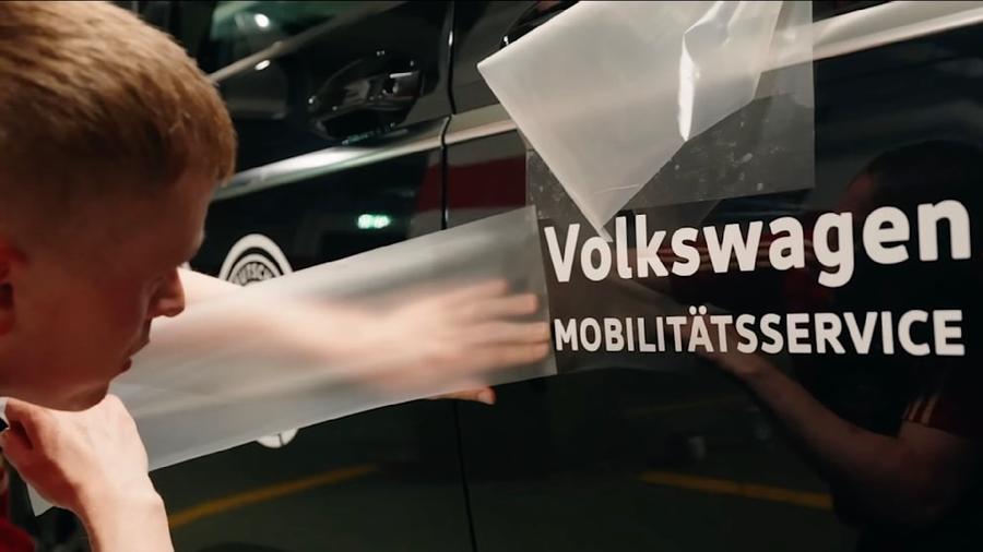 Marvin Wildhage a brenduit un Volkswagen pentru a înșela vigilența forțelor de ordine Scandal de securitate la Euro 2024! O falsă mascotă a păcălit forțele de ordine și a ajuns pe gazon!