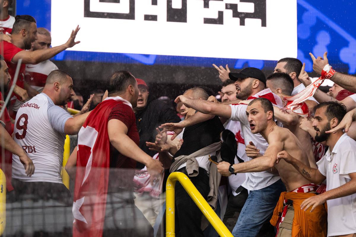 Bătaie generală între fani la Turcia - Georgia » Primele violențe pe un stadion de la EURO 2024