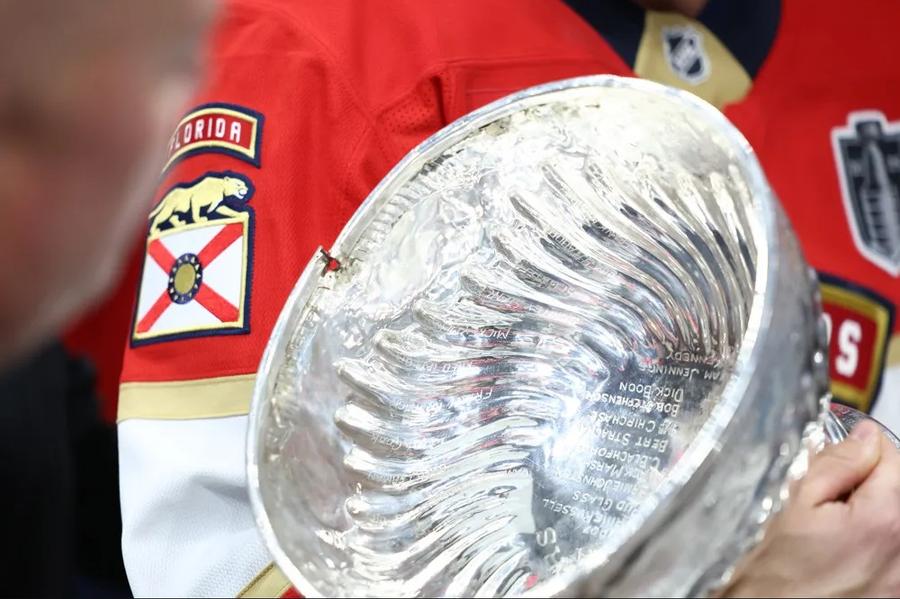 Cupa Stanley, spartă de jucătorii Floridei Panthers Cupa Stanley avariată, după ce Florida Panthers și-a adjudecat al doilea titlu NHL din istorie