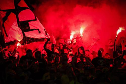 România ar putea fi sancționată din nou de FIFA din pricina pirotehnicelor și a scandărilor xenofobe. Foto: Imago