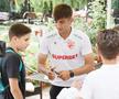 Dinamoviștii l-au adoptat deja pe Musi: asaltat pentru poze și autografe » Moment inedit cu un fan al rivalilor de la FCSB