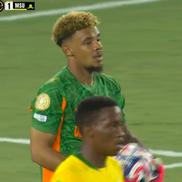 Arbitrul Clement Turpin a acordat corner după ce portarul lui Mamelodi Sundowns a depășit 8 secunde cu mingea în brațe / Foto: DAZN