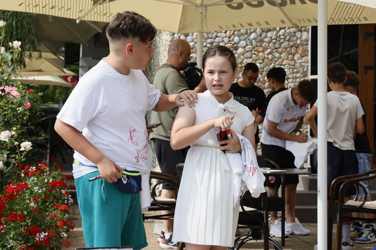Fanii lui Dinamo i-au asaltat pe jucători pentru poze