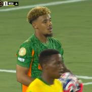 Arbitrul Clement Turpin a acordat corner după ce portarul lui Mamelodi Sundowns a depășit 8 secunde cu mingea în brațe / Foto: DAZN