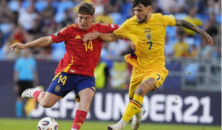 Mikel Jauregizar (în duel cu Ianis Stoica), în Spania U21 - România U21 2-1 / Foto: X Mijlocașul care ne-a dat gol are contract până în 2031 fără clauză de reziliere! » „Câteodată o mai nimeresc”