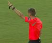 Arbitrul Clement Turpin a acordat corner după ce portarul lui Mamelodi Sundowns a depășit 8 secunde cu mingea în brațe / Foto: DAZN