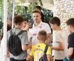 Dinamoviștii l-au adoptat deja pe Musi: asaltat pentru poze și autografe » Moment inedit cu un fan al rivalilor de la FCSB