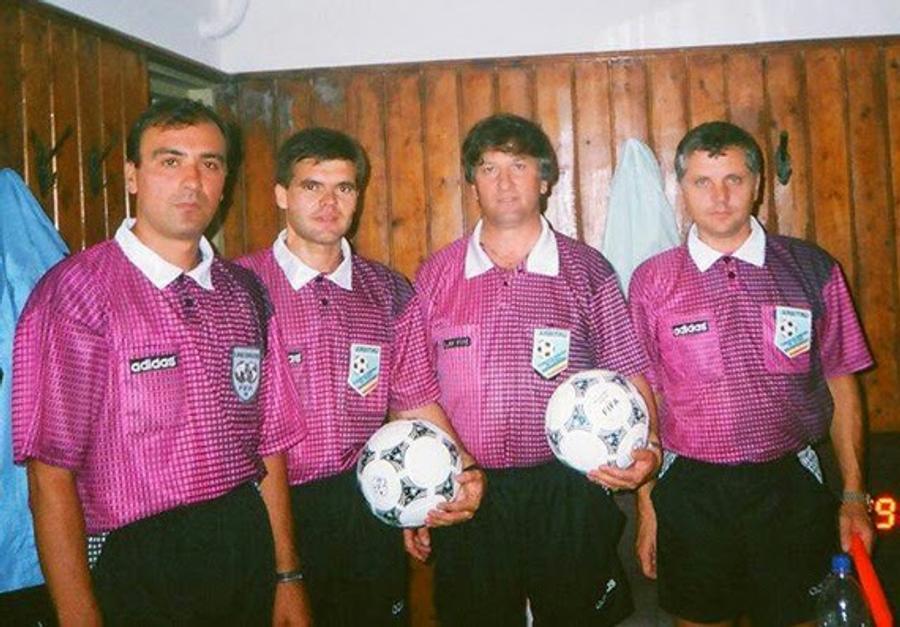 Iosif Olah (primul din dreapta) într-o brigadă în care mai apare și fostul ecuson FIFA Sorin Corpodean (al doilea din stânga). Foto: sportcâmpina Mărturie incredibilă a arbitrului care i-a interzis titlul lui Mircea Lucescu, în 1998: „Jur! Asta i-am spus lui Copos!” + Povestea golului anulat eronat, dezvăluită după 27 de ani: „Rapidul nu prea-mi plăcea!”