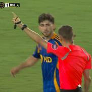 Arbitrul Clement Turpin a acordat corner după ce portarul lui Mamelodi Sundowns a depășit 8 secunde cu mingea în brațe / Foto: DAZN