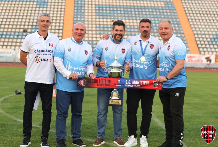 Eugen Cosma, primul de la stânga la dreapta, sărbătorind promovarea Gloriei // foto: Facebook @ Gloria Bistrița Cristi Pustai, confirmat la Gloria Bistrița! Vești despre stadion, dreptul de promovare și palmares
