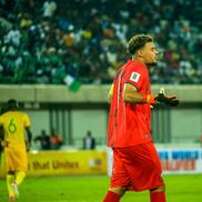 Arbitrul Clement Turpin a acordat corner după ce portarul lui Mamelodi Sundowns a depășit 8 secunde cu mingea în brațe / Foto: Imago