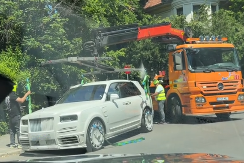 Rolls-Royce-ul lui Mirel Rădoi, ridicat de platformă în Capitală // Captură: TikTok @lucyskkrr