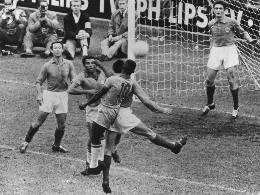 Imagini cu Pele de la Campionatul Mondial din 1958, foto: Guliver/gettyimages Ruptură majoră în Brazilia: „Te rogi ca un gringo, joci ca un gringo” » Explicație neobișnuită pentru eliminare: „Protestantismul ne duce de râpă! Trebuie afemeiați și bețivi”