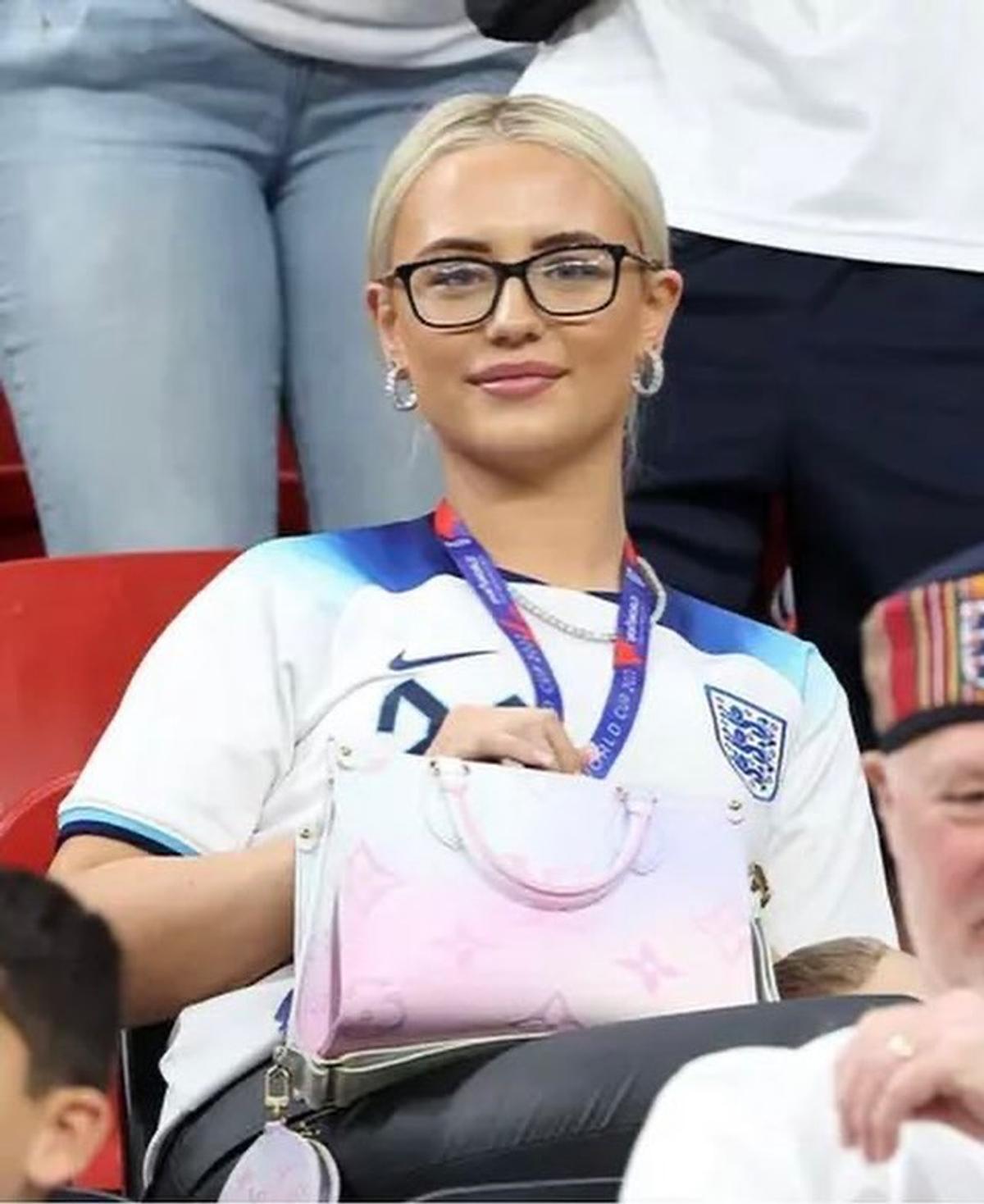 Iubita lui Foden a intervenit imediat după ce o celebră influenceriță a încercat să ajungă la el
