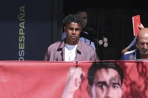 Lamine Yamal, în momentul în care părăsește hotelul reprezentativei Spaniei