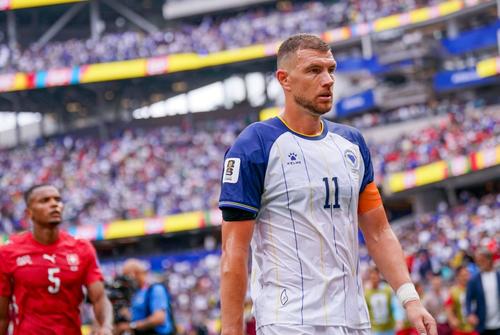 Edin Dzeko a digerat cu greu eșecul Bosniei cu Elveția, scor 1-4// FOTO Imago Images