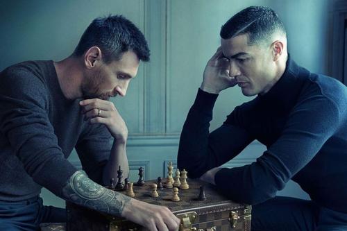Cristiano Ronaldo jucând șah cu Leo Messi într-o partidă interminabilă în care argentinianul joacă cu albele în duelul golurilor cu portughezul la Mondiale