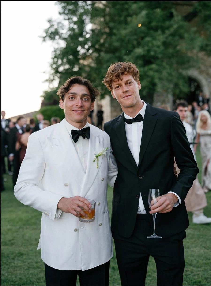 Armand Duplantis și Jannik Sinner FOTO Vogue Armand Duplantis s-a căsătorit în sudul Franței » Jannik Sinner a fost prezent la petrecere