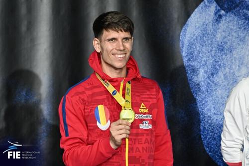 George Dragomir cu medalia de bronz FOTO FIE