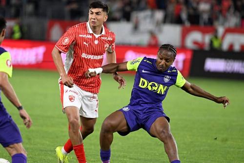 Tidiane Keita, în duel cu Alex Musi, a plecat de la CFR Cluj // FOTO Imago Images